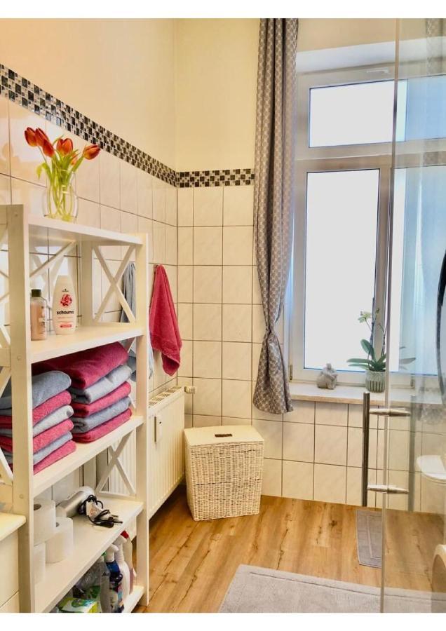 Attraktive Wohnung Mit Balkon Zum Gruenen Hinterhof Schwerin  Exteriör bild