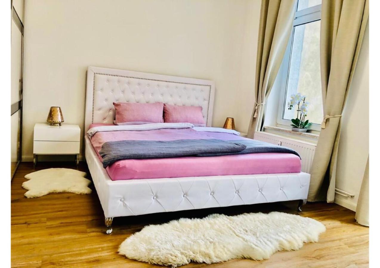 Attraktive Wohnung Mit Balkon Zum Gruenen Hinterhof Schwerin  Exteriör bild